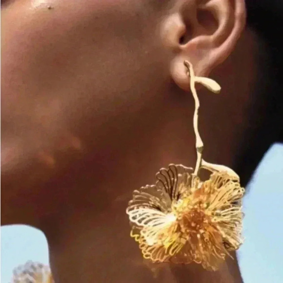- Zara gold flower earrings